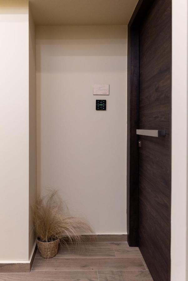 Theros By Agora Luxury Apartments In The Heart Of Heraklion Exterior photo